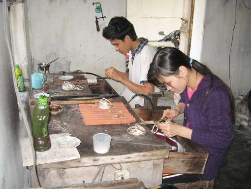 Rộn rã làng nghề vàng bạc Châu Khê
