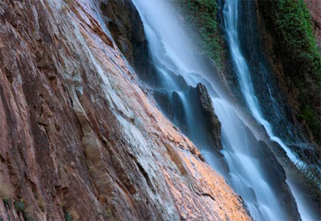 Thác nước ở hẻm núi Grand Canyon.