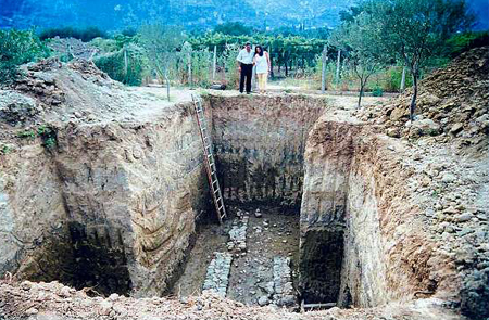 Một điểm khai quật thuộc thành phố cổ Helike trên đảo Phục  sinh. Ảnh: helike.org.