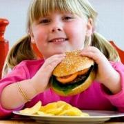 Kiểm soát trẻ ăn quà vặt để tránh béo phì