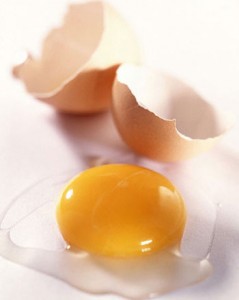 Vì sao khi mang thai nên ăn trứng chín kỹ?
